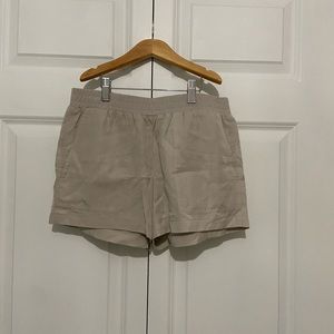 BCBGMaxAzria Women’s Light Stone Pocketed Shorts